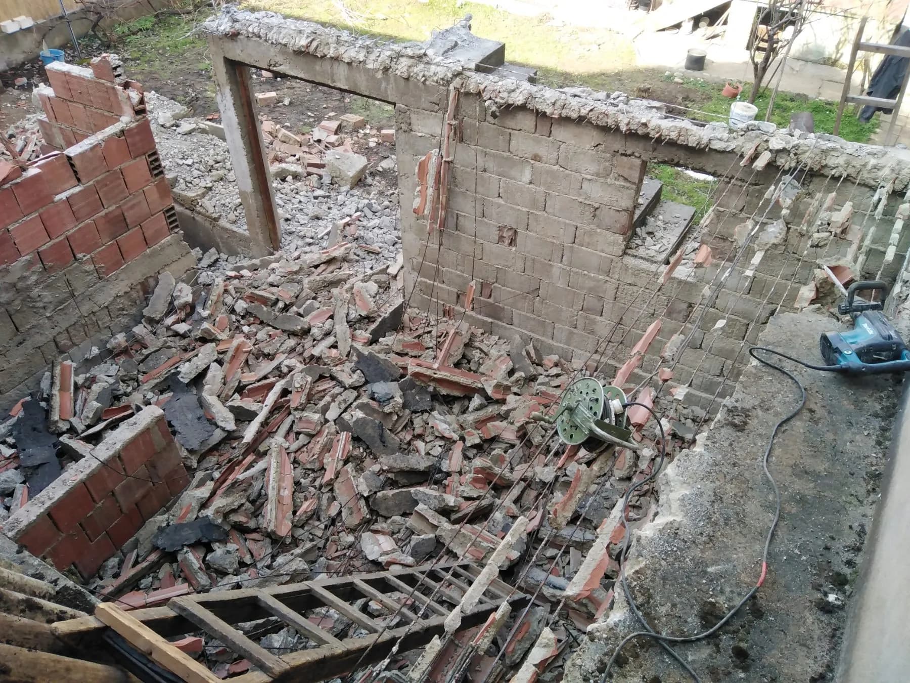 Rušenje zidova Niš